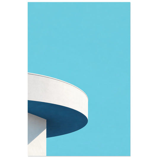 Affiche minimaliste - Balcon courbe et azur, architecture minimaliste / illustration aux volumes épurés verticale, format 30 × 45 cm
