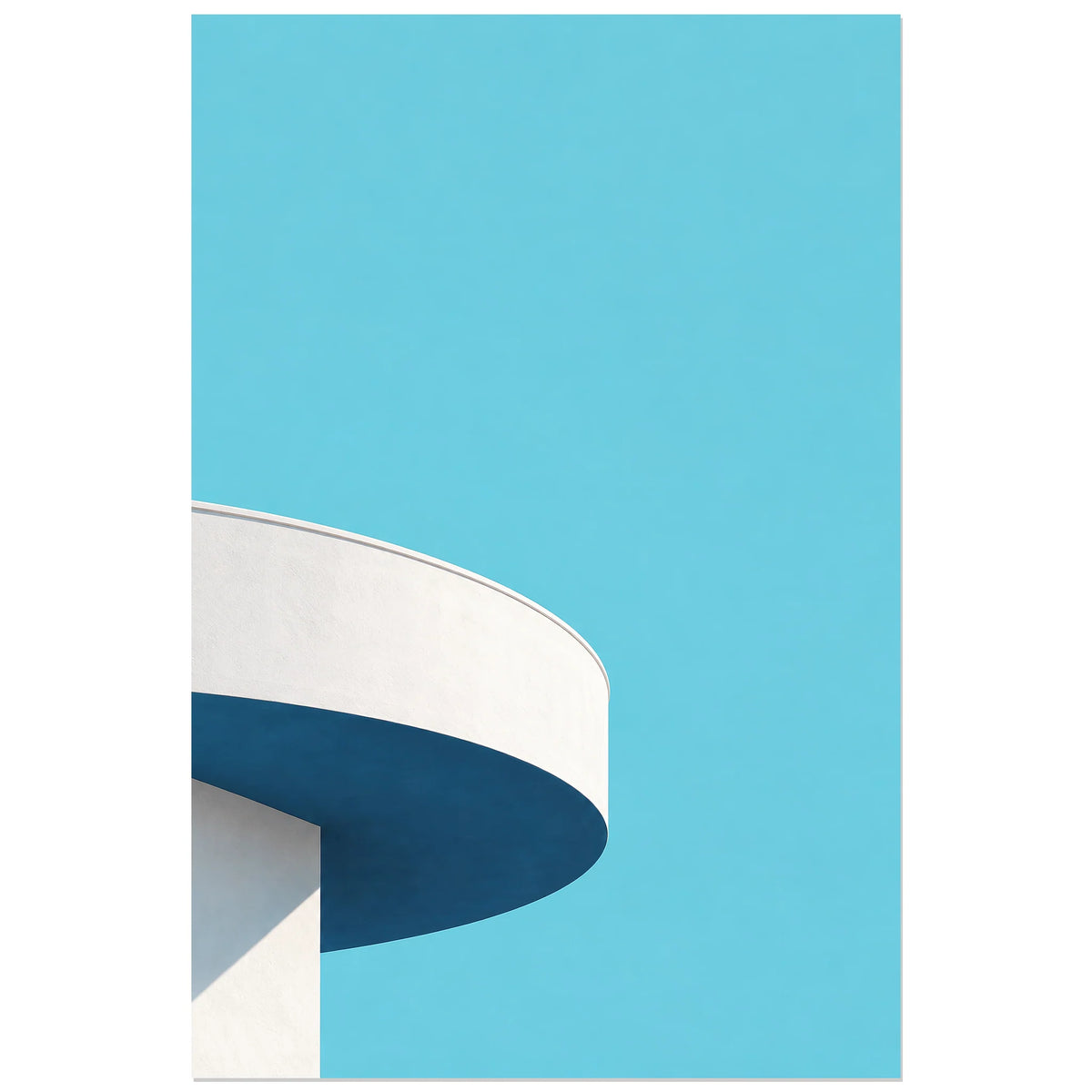 Affiche minimaliste - Balcon courbe et azur, architecture minimaliste / illustration aux volumes épurés verticale, format 60 × 90 cm