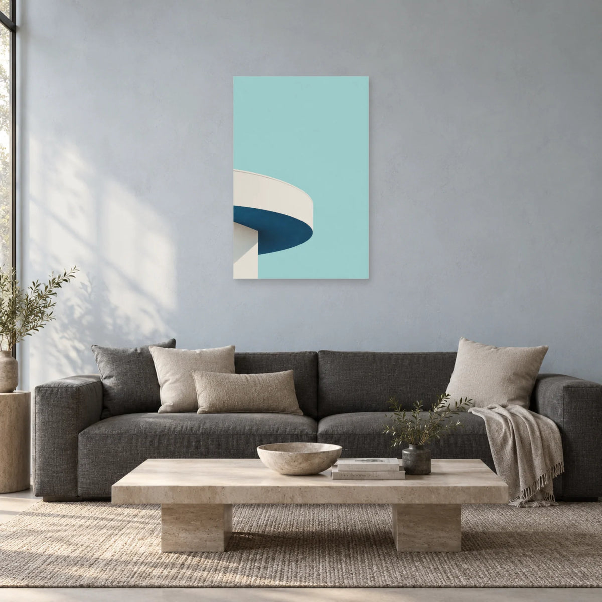 Affiche minimaliste - Balcon courbe et azur dans un salon - Art Virtuoso