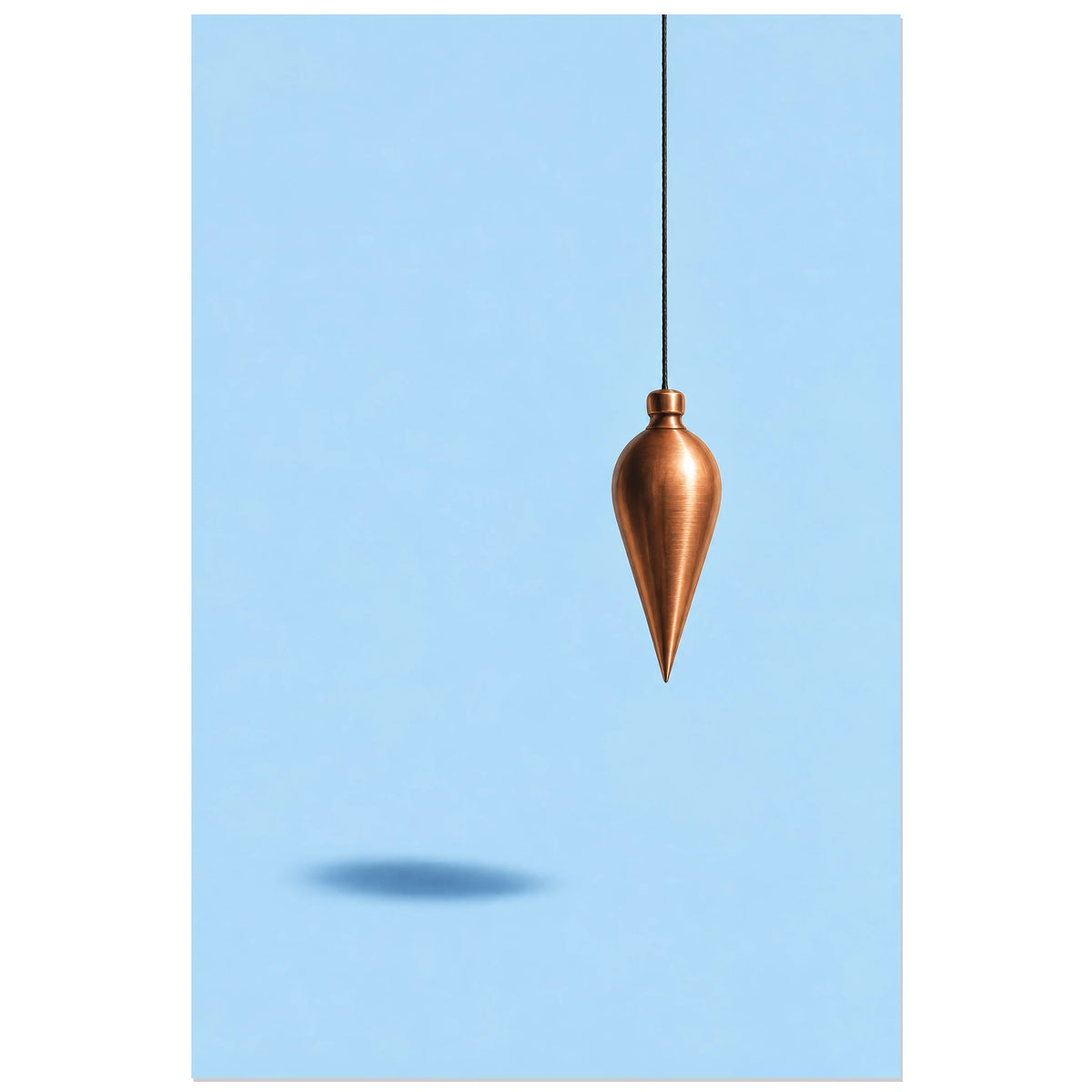 Affiche minimaliste - Pendule cuivre et ciel, nature morte minimaliste / illustration réaliste verticale, format 30 × 45 cm