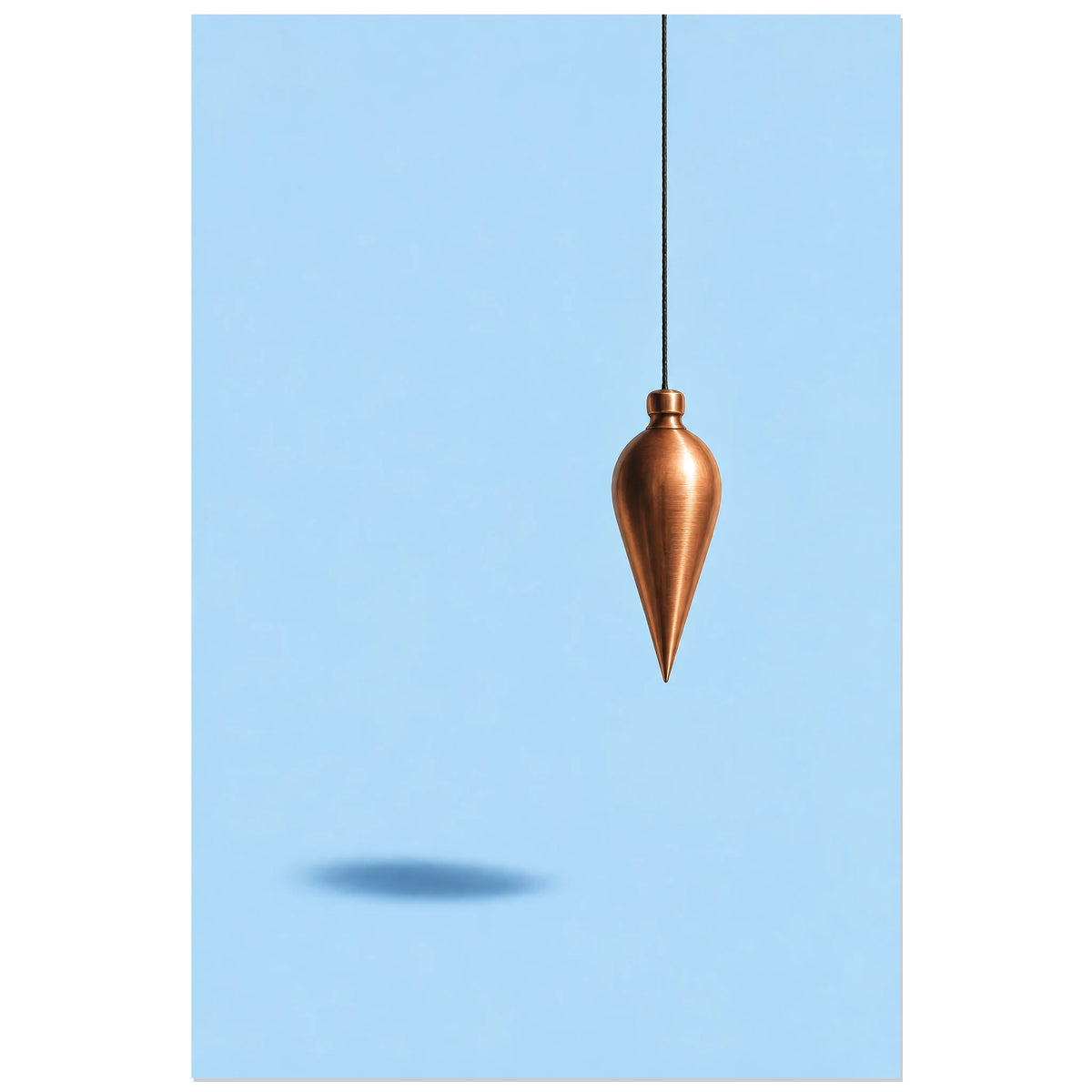 Affiche minimaliste - Pendule cuivre et ciel, nature morte minimaliste / illustration réaliste verticale, format 40 × 60 cm