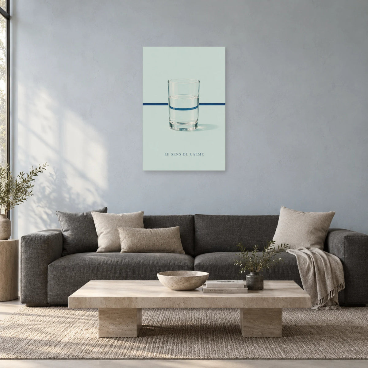 Affiche minimaliste - Verre d’eau et réfraction dans un salon - Art Virtuoso