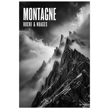 Affiche Montagne – Roche et nuages, photographie de montagne dramatique en noir et blanc verticale, format 40 × 60 cm