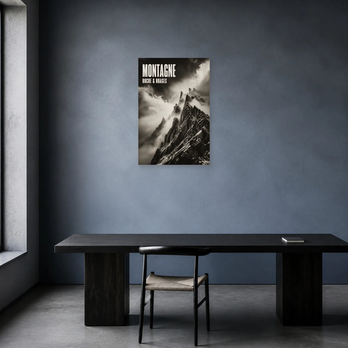 Affiche Montagne – Roche et nuages dans un bureau - Art Virtuoso