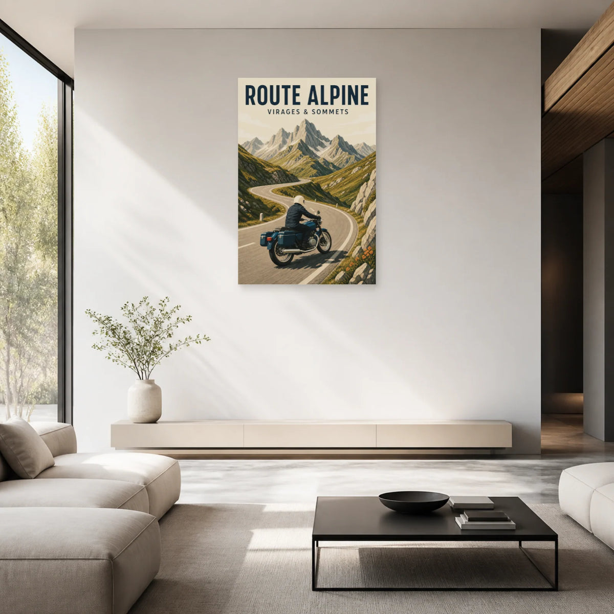 Affiche Moto montagne – Route alpine dans un salon - Art Virtuoso