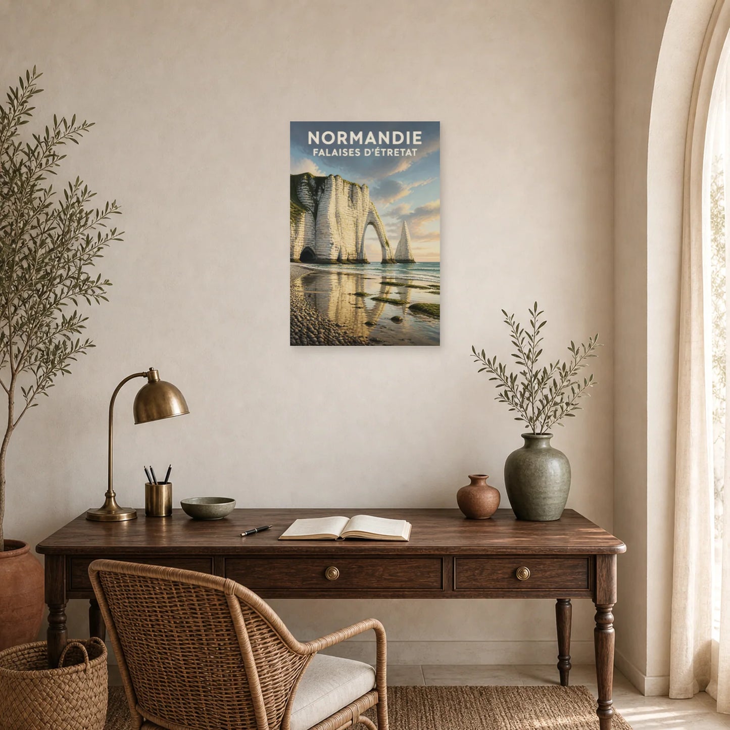 Affiche Normandie – Falaises d’Étretat dans un bureau - Art Virtuoso