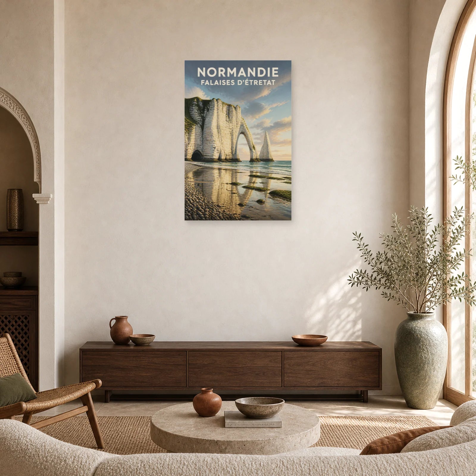 Affiche Normandie – Falaises d’Étretat dans un salon - Art Virtuoso