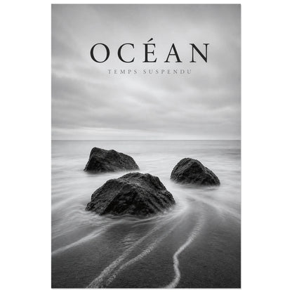 Affiche Océan – Temps Suspendu, photographie marine en pose longue verticale, format 30 × 45 cm