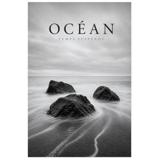Affiche Océan – Temps Suspendu, photographie marine en pose longue verticale, format 30 × 45 cm