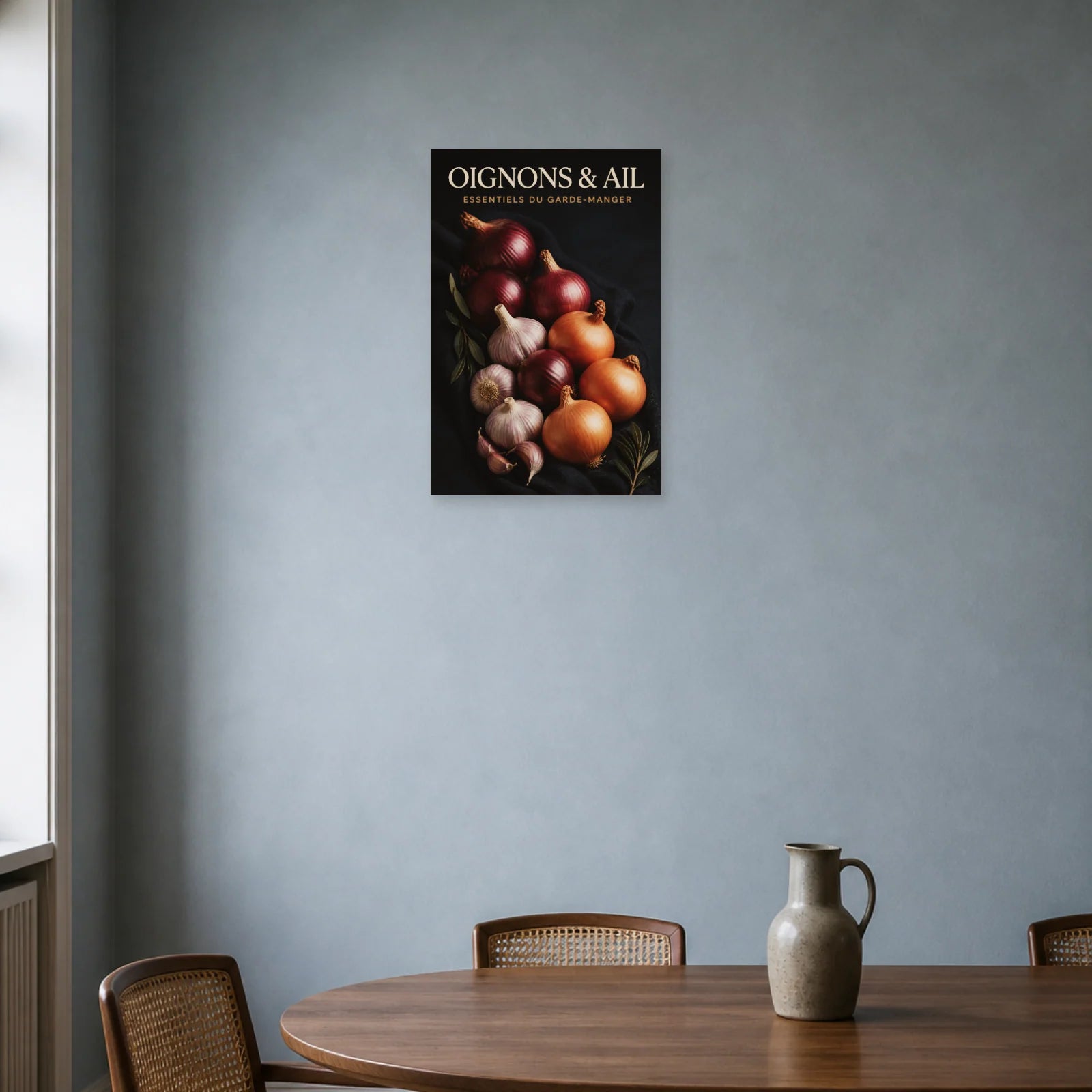 Affiche Oignons & Ail – Essentiels du Garde-Manger dans une salle à manger - Art Virtuoso