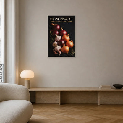 Affiche Oignons & Ail – Essentiels du Garde-Manger dans un salon - Art Virtuoso