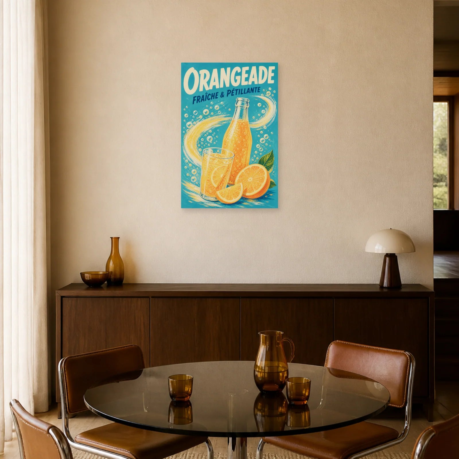Affiche Orangeade – Fraîche & Pétillante dans une salle à manger - Art Virtuoso