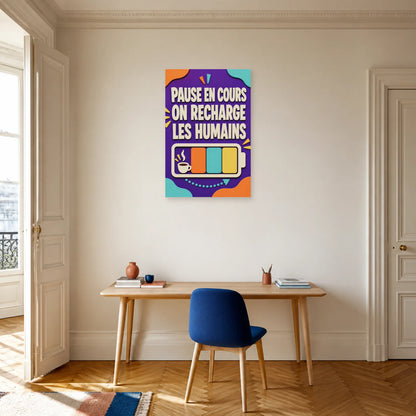 Affiche Pause en cours – On recharge les humains dans un bureau - Art Virtuoso