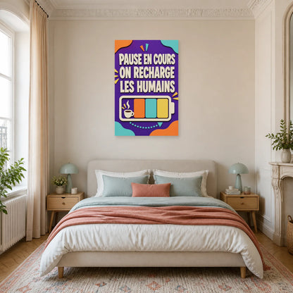 Affiche Pause en cours – On recharge les humains dans une chambre - Art Virtuoso