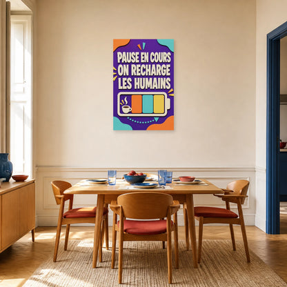 Affiche Pause en cours – On recharge les humains dans une salle à manger - Art Virtuoso