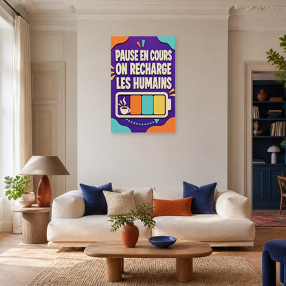 Affiche Pause en cours – On recharge les humains dans un salon - Art Virtuoso