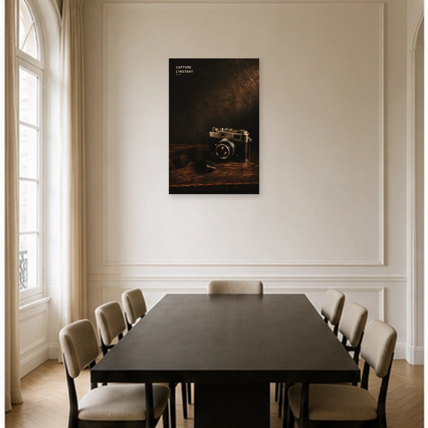 Affiche photo Appareil photo vintage - Capture l’instant dans une salle à manger - Art Virtuoso