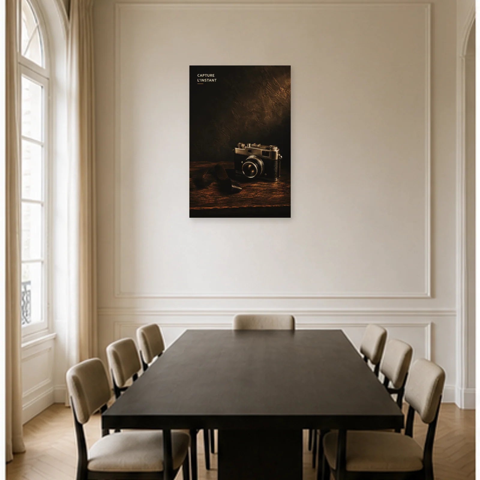 Affiche photo Appareil photo vintage - Capture l’instant dans une salle à manger - Art Virtuoso