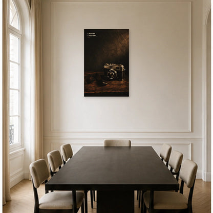 Affiche photo Appareil photo vintage - Capture l’instant dans une salle à manger - Art Virtuoso