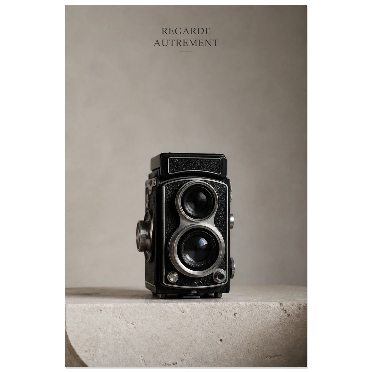 Affiche photo Appareil argentique - Regarde autrement, photographie d’objet minimaliste aux accents vintage verticale, format 30 × 45 cm