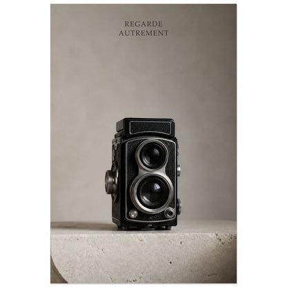 Affiche photo Appareil argentique - Regarde autrement, photographie d’objet minimaliste aux accents vintage verticale, format 30 × 45 cm