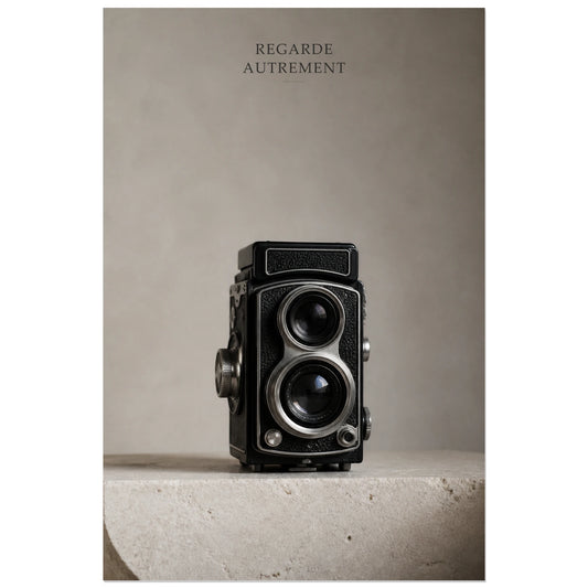 Affiche photo Appareil argentique - Regarde autrement, photographie d’objet minimaliste aux accents vintage verticale, format 30 × 45 cm