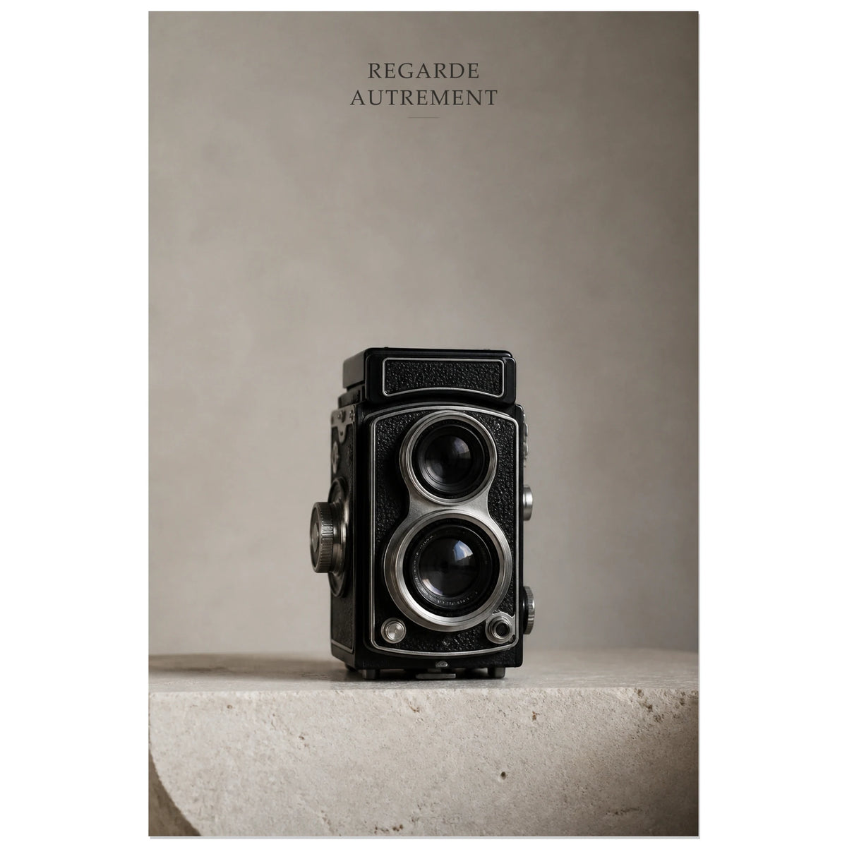 Affiche photo Appareil argentique - Regarde autrement, photographie d’objet minimaliste aux accents vintage verticale, format 40 × 60 cm