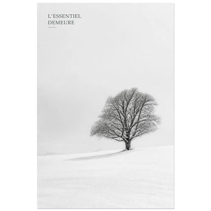 Affiche photo L’arbre essentiel - L’essentiel demeure, photographie hivernale minimaliste en noir et blanc verticale, format 60 × 90 cm