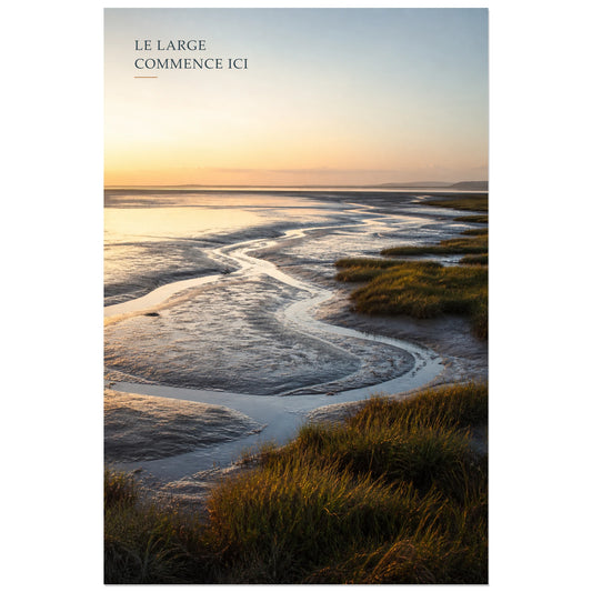Affiche photo Baie de Somme à marée basse - Le large commence ici, photographie côtière naturaliste, lumineuse et contemplative verticale, format 30 × 45 cm