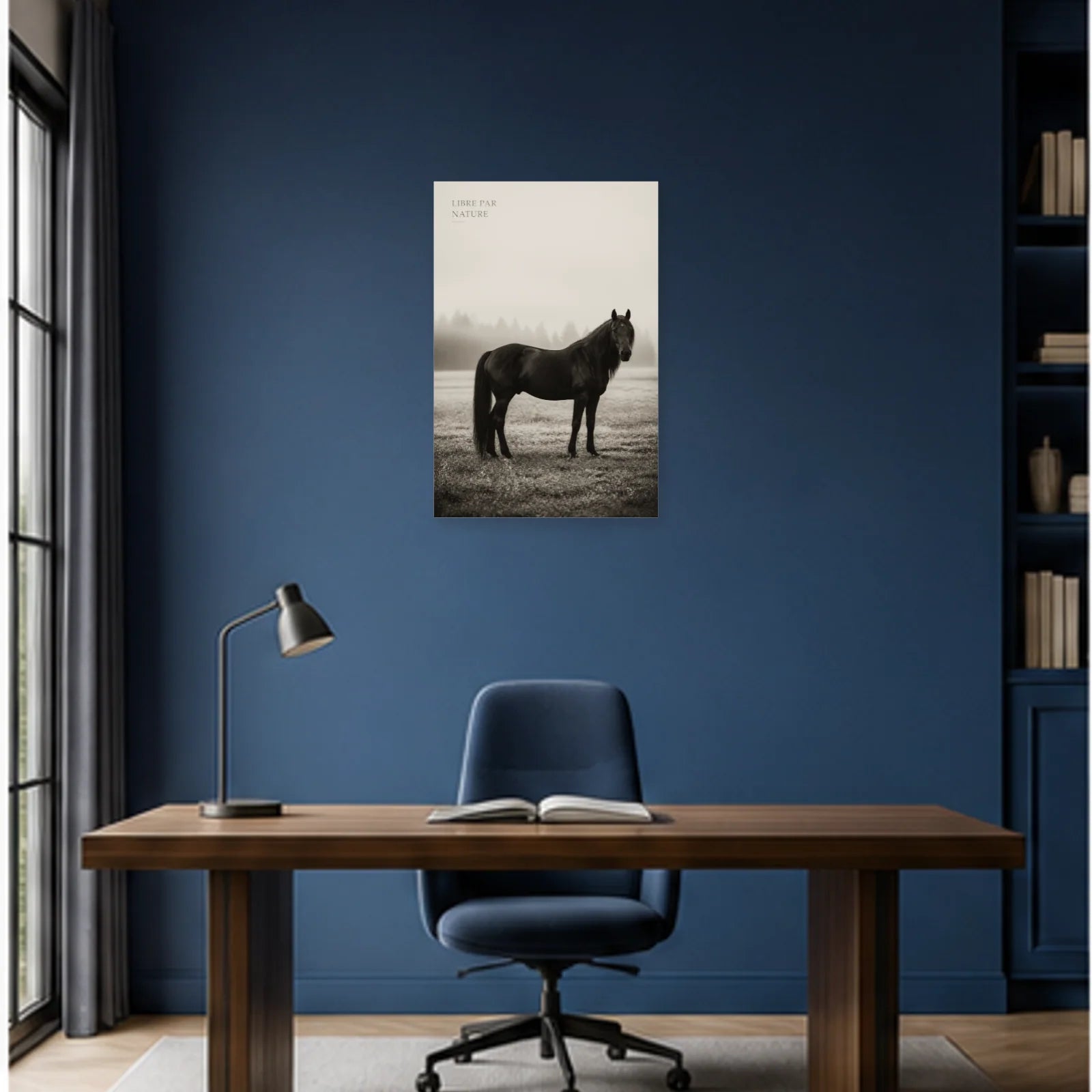 Affiche photo Cheval libre en noir et blanc - Libre par nature dans un bureau - Art Virtuoso