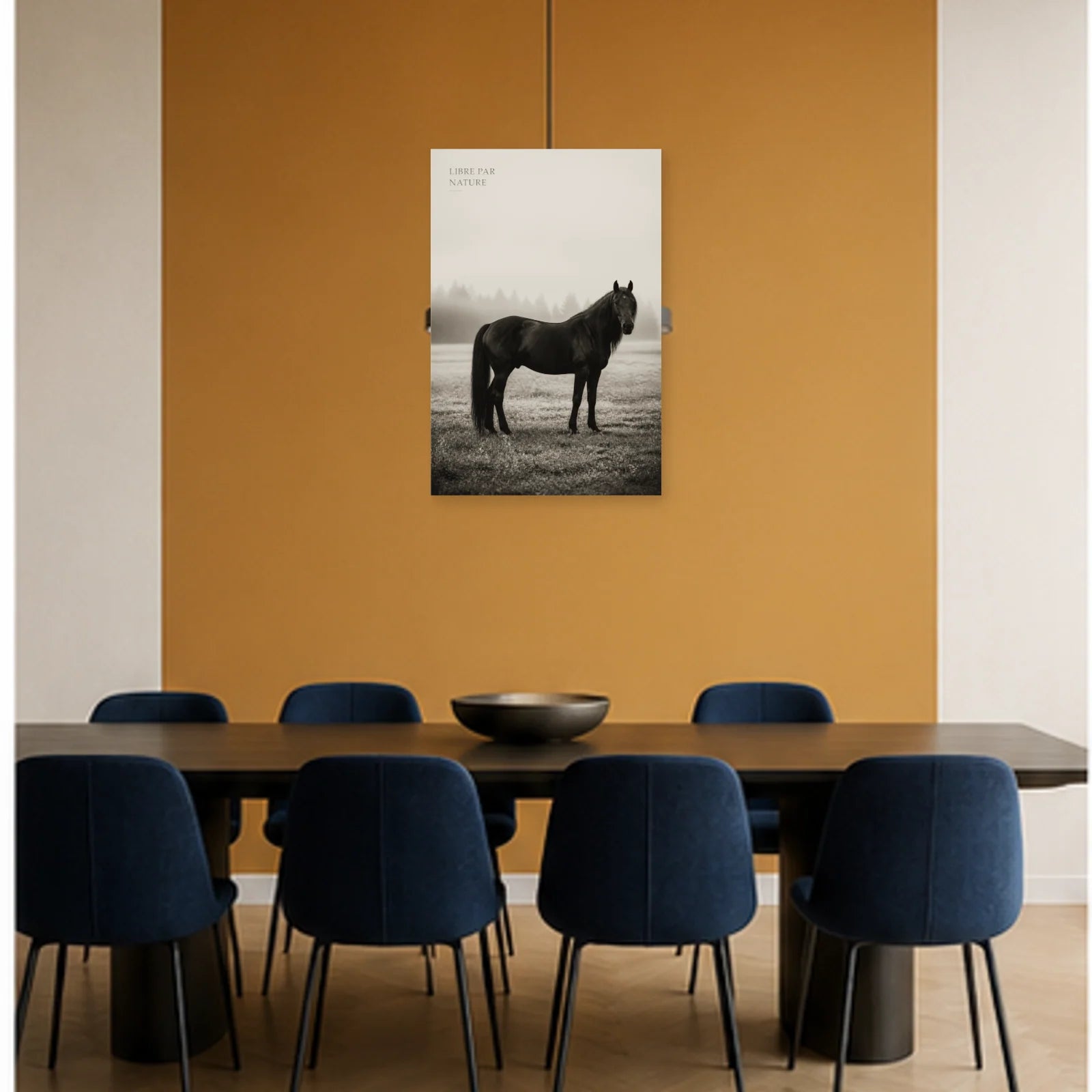 Affiche photo Cheval libre en noir et blanc - Libre par nature dans une salle à manger - Art Virtuoso