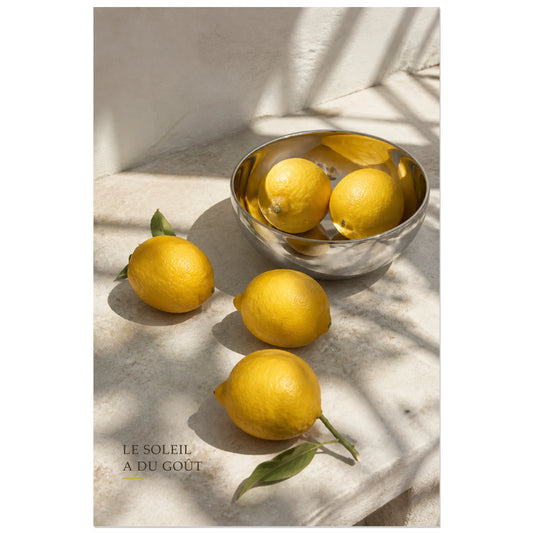 Affiche photo Citrons au soleil - Le soleil a du goût, photographie de nature morte méditerranéenne lumineuse verticale, format 30 × 45 cm