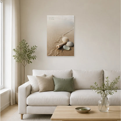 Affiche photo Coquillages sur le sable - Écoute le calme dans un salon - Art Virtuoso