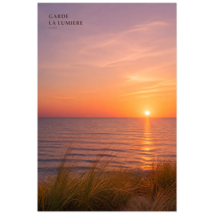 Affiche photo Coucher de soleil sur l’océan - Garde la lumière, photographie de paysage marin aux couleurs chaudes et apaisantes verticale, format 40 × 60 cm
