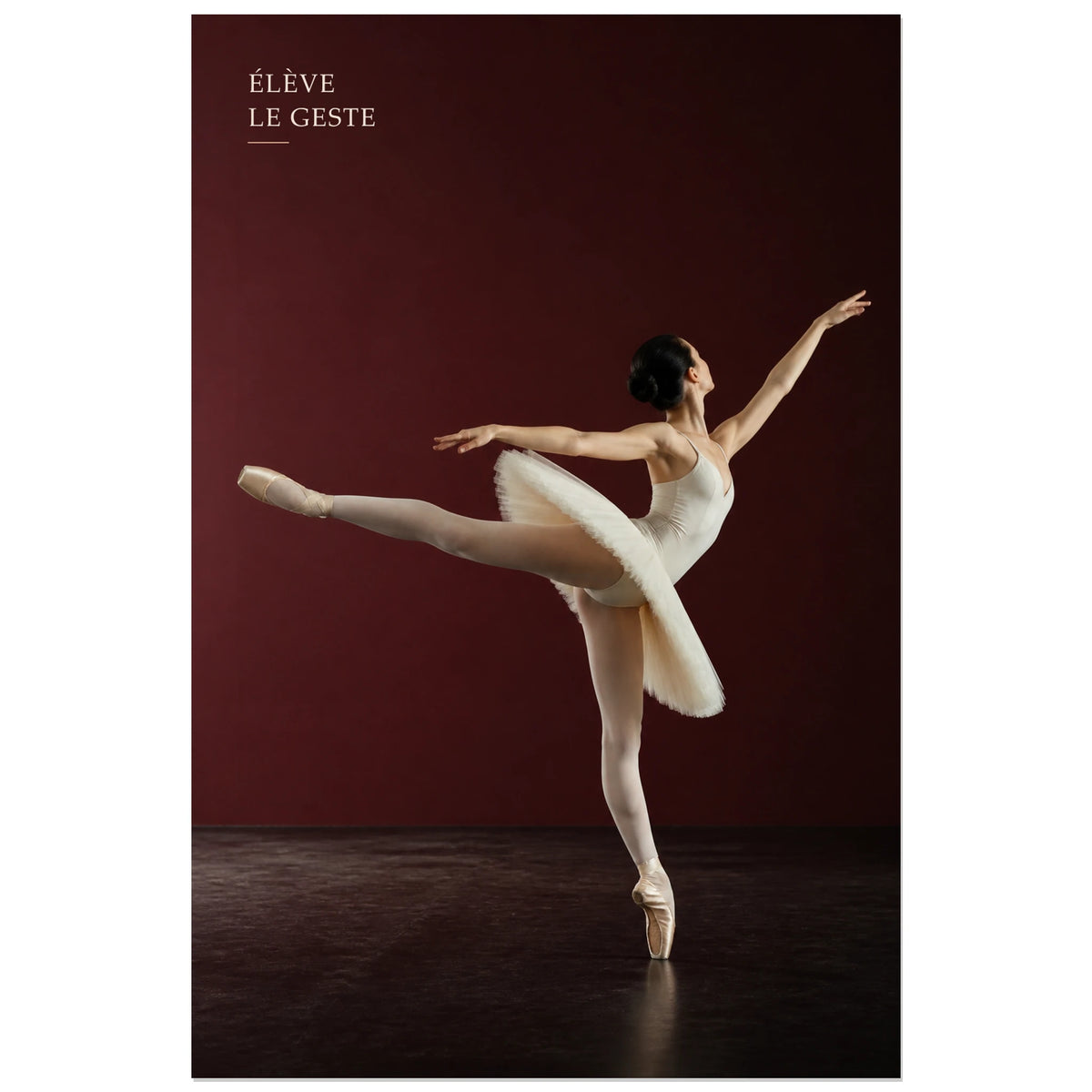 Affiche photo Danseuse classique - Élève le geste, photographie de danse théâtrale, élégante et précise verticale, format 30 × 45 cm