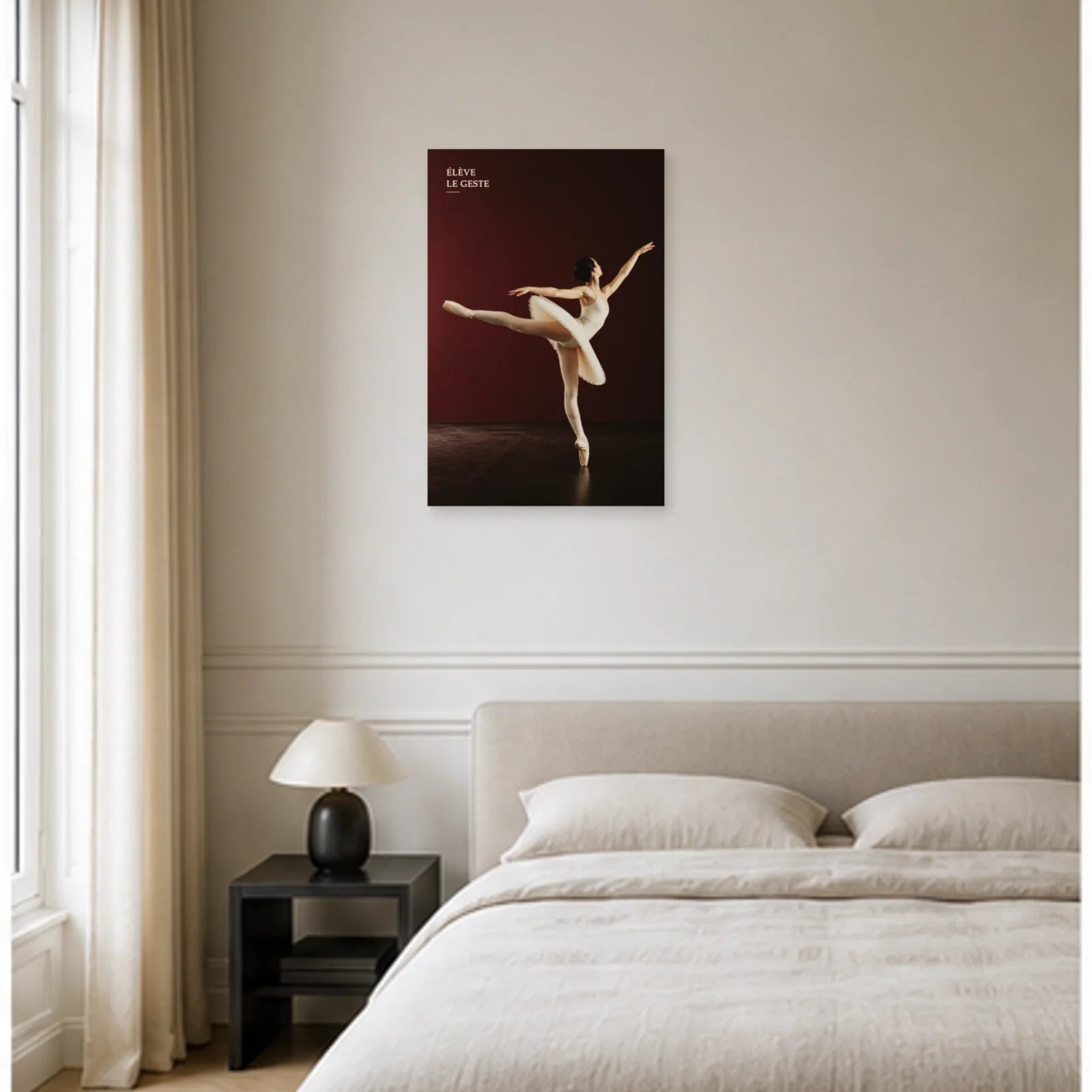 Affiche photo Danseuse classique - Élève le geste dans une chambre - Art Virtuoso