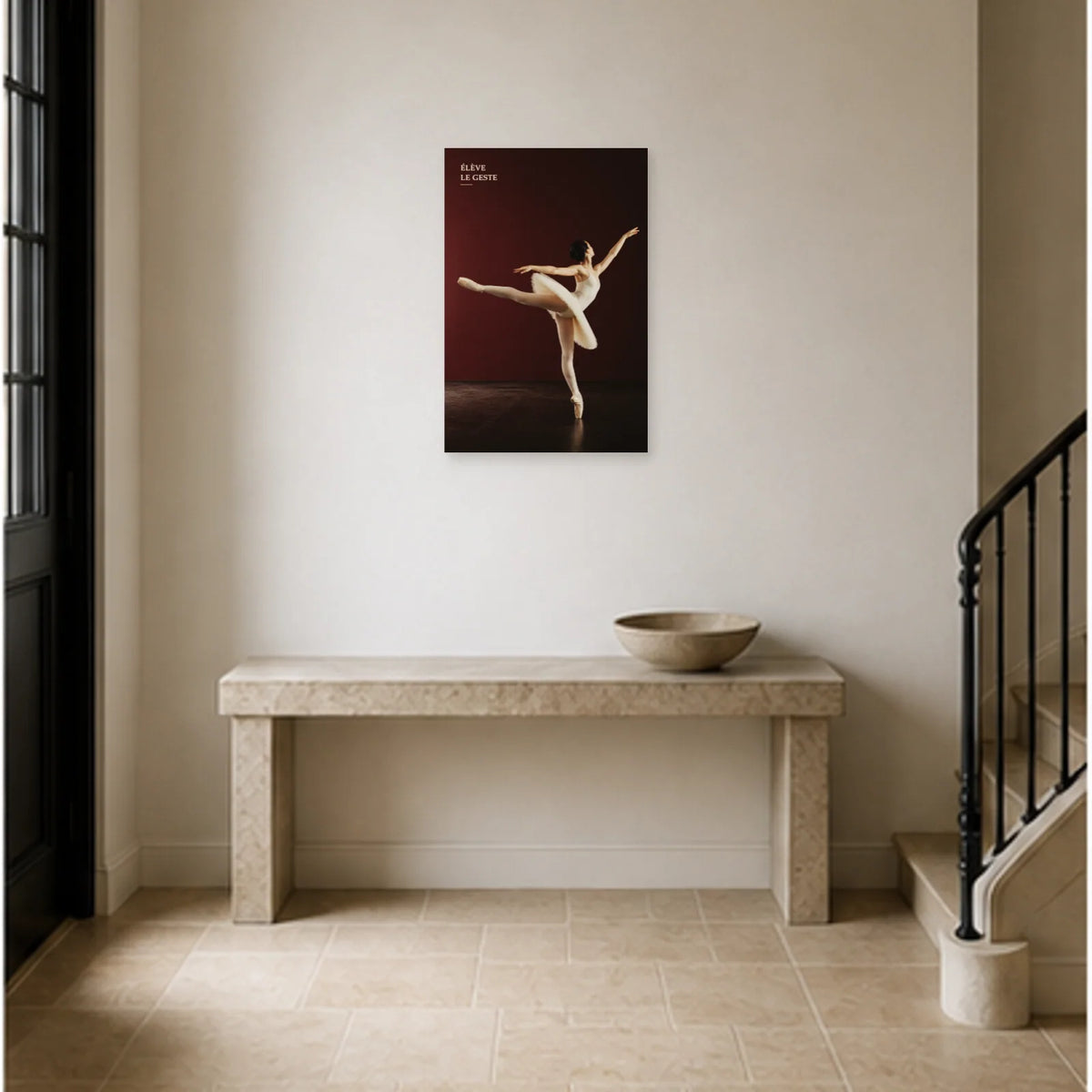 Affiche photo Danseuse classique - Élève le geste dans une entrée ou un couloir - Art Virtuoso