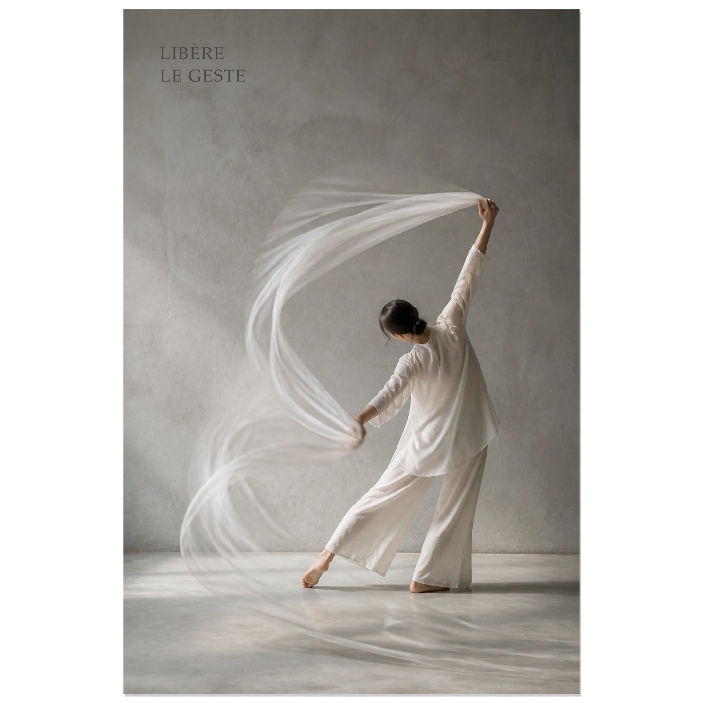 Affiche photo Danseuse au voile blanc - Libère le geste, photographie de danse éditoriale, aérienne et minimaliste verticale, format 40 × 60 cm