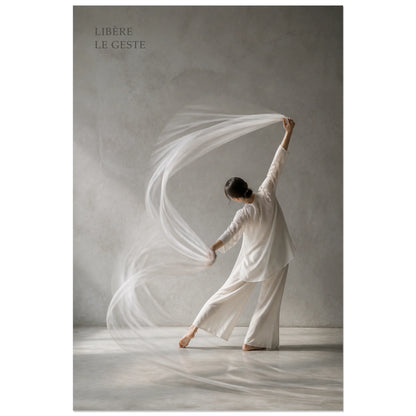 Affiche photo Danseuse au voile blanc - Libère le geste, photographie de danse éditoriale, aérienne et minimaliste verticale, format 60 × 90 cm