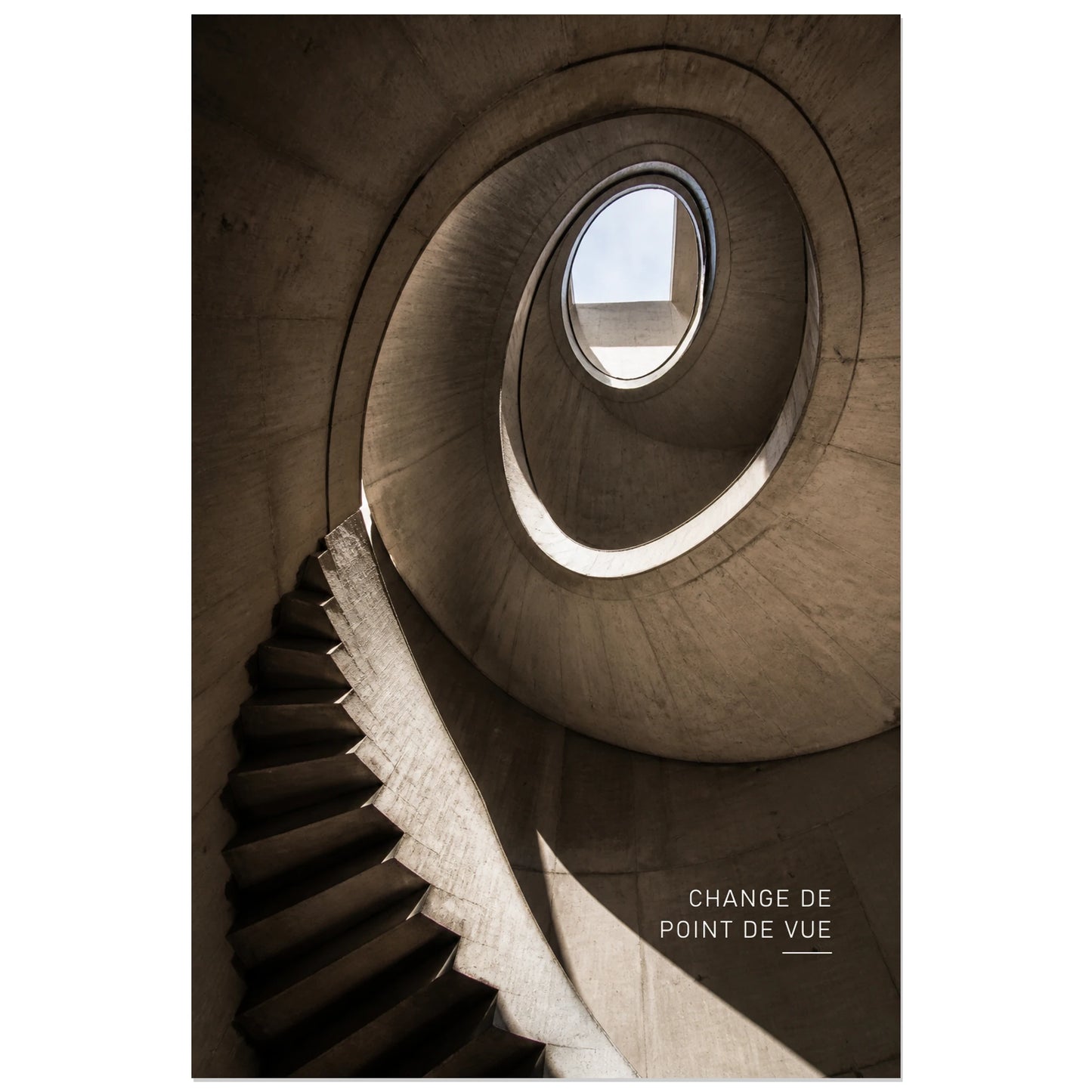 Affiche photo Escalier brutaliste - Change de point de vue, photographie d’architecture brutaliste en clair-obscur verticale, format 30 × 45 cm