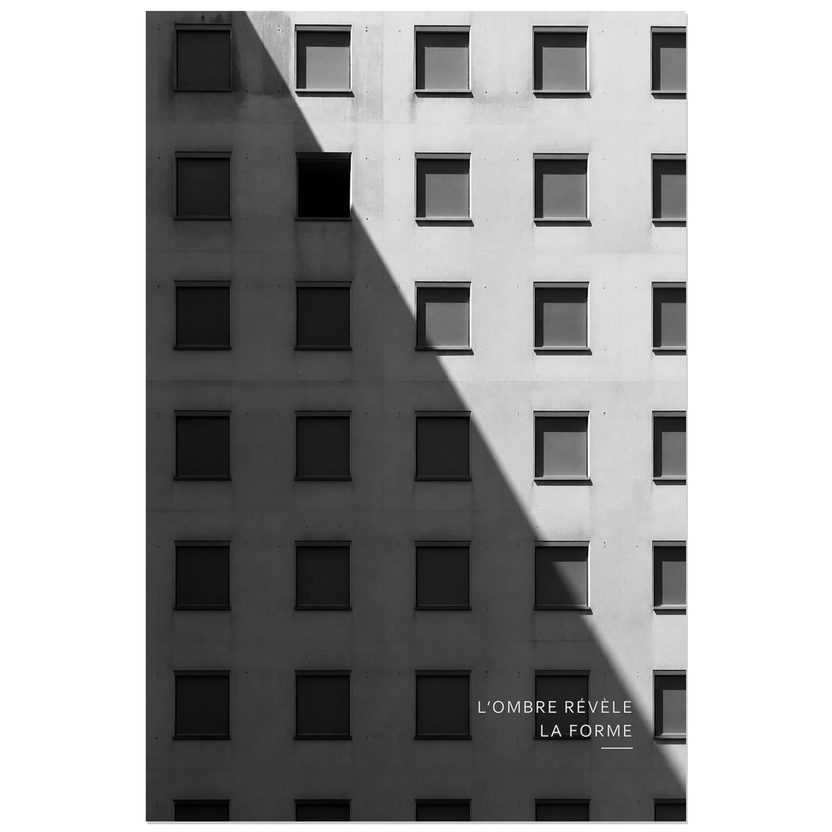 Affiche photo Façade noir et blanc - L’ombre révèle la forme, photographie d’architecture minimaliste en noir et blanc verticale, format 30 × 45 cm