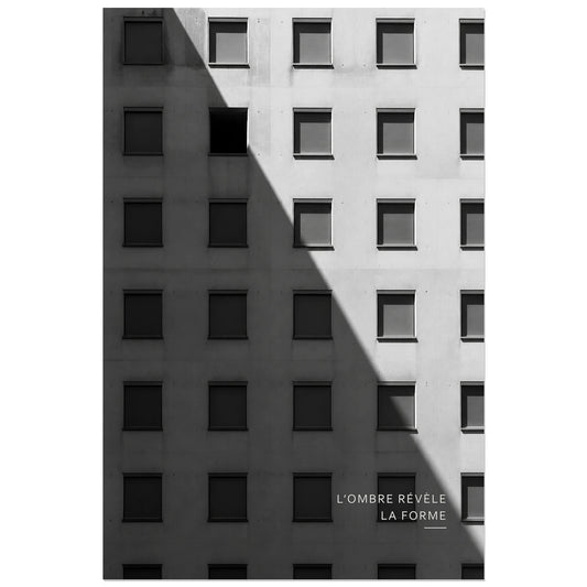 Affiche photo Façade noir et blanc - L’ombre révèle la forme, photographie d’architecture minimaliste en noir et blanc verticale, format 30 × 45 cm