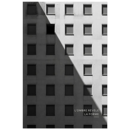 Affiche photo Façade noir et blanc - L’ombre révèle la forme, photographie d’architecture minimaliste en noir et blanc verticale, format 40 × 60 cm