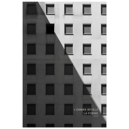 Affiche photo Façade noir et blanc - L’ombre révèle la forme, photographie d’architecture minimaliste en noir et blanc verticale, format 60 × 90 cm
