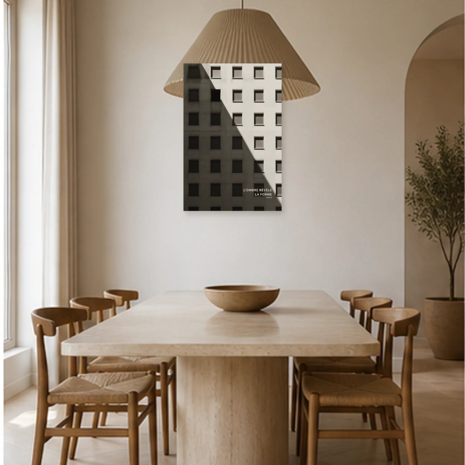 Affiche photo Façade noir et blanc - L’ombre révèle la forme dans une salle à manger - Art Virtuoso