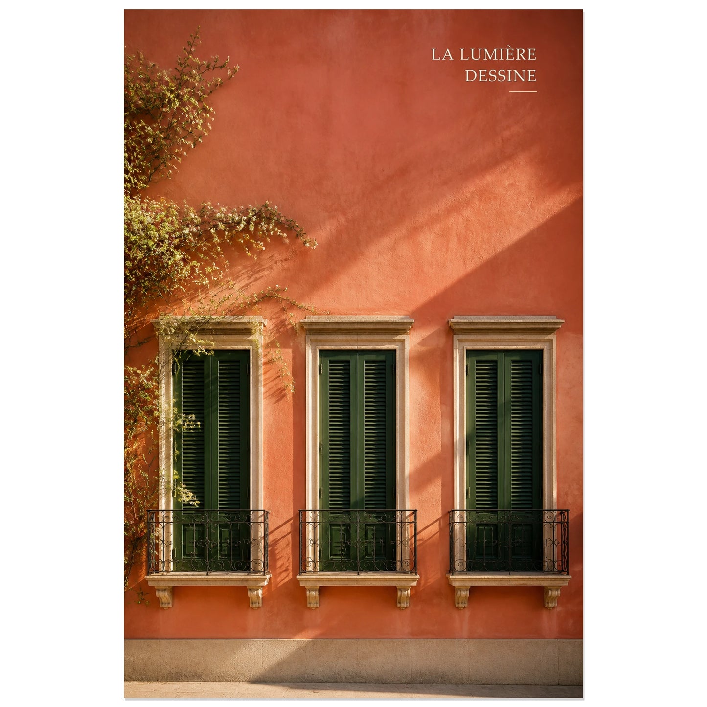 Affiche photo Façade au soleil - La lumière dessine, photographie d’architecture méditerranéenne, colorée et graphique verticale, format 30 × 45 cm