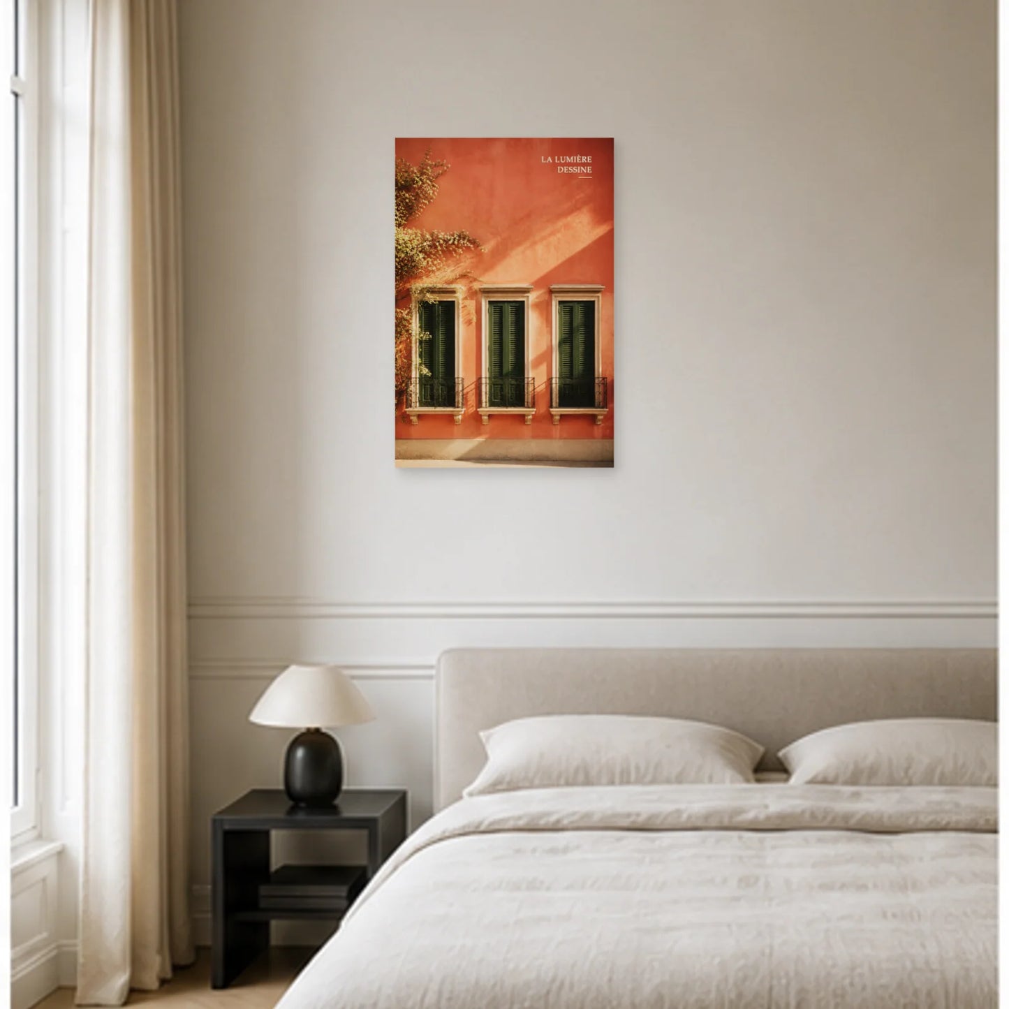 Affiche photo Façade au soleil - La lumière dessine dans une chambre - Art Virtuoso