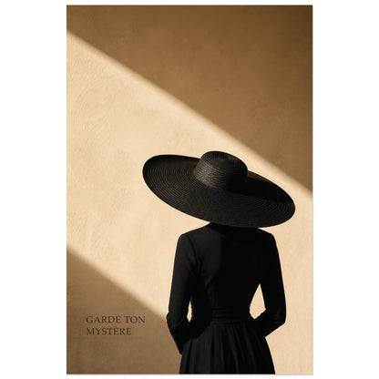Affiche photo Femme au grand chapeau - Garde ton mystère, portrait photographique de mode minimaliste et sculptural verticale, format 40 × 60 cm