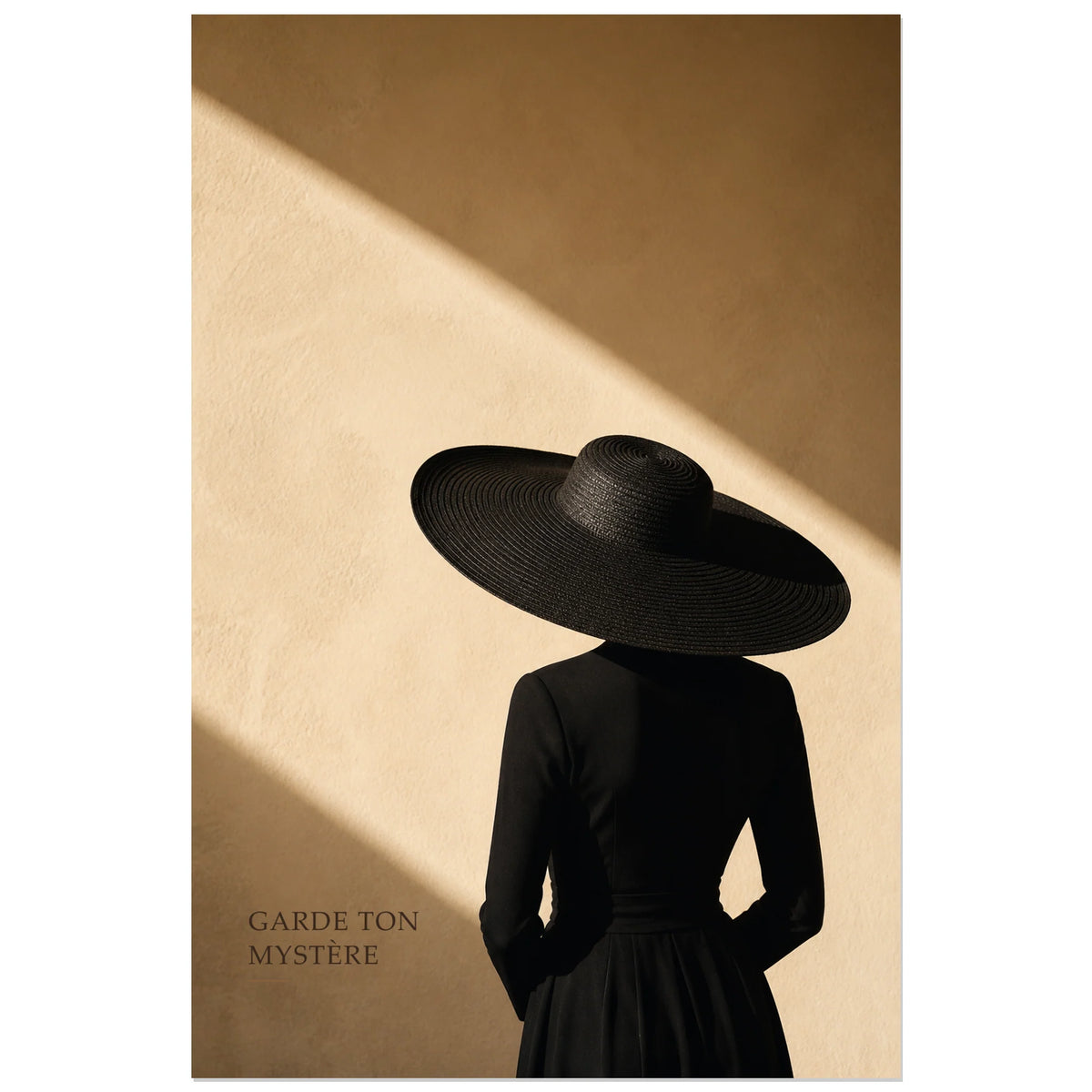 Affiche photo Femme au grand chapeau - Garde ton mystère, portrait photographique de mode minimaliste et sculptural verticale, format 60 × 90 cm