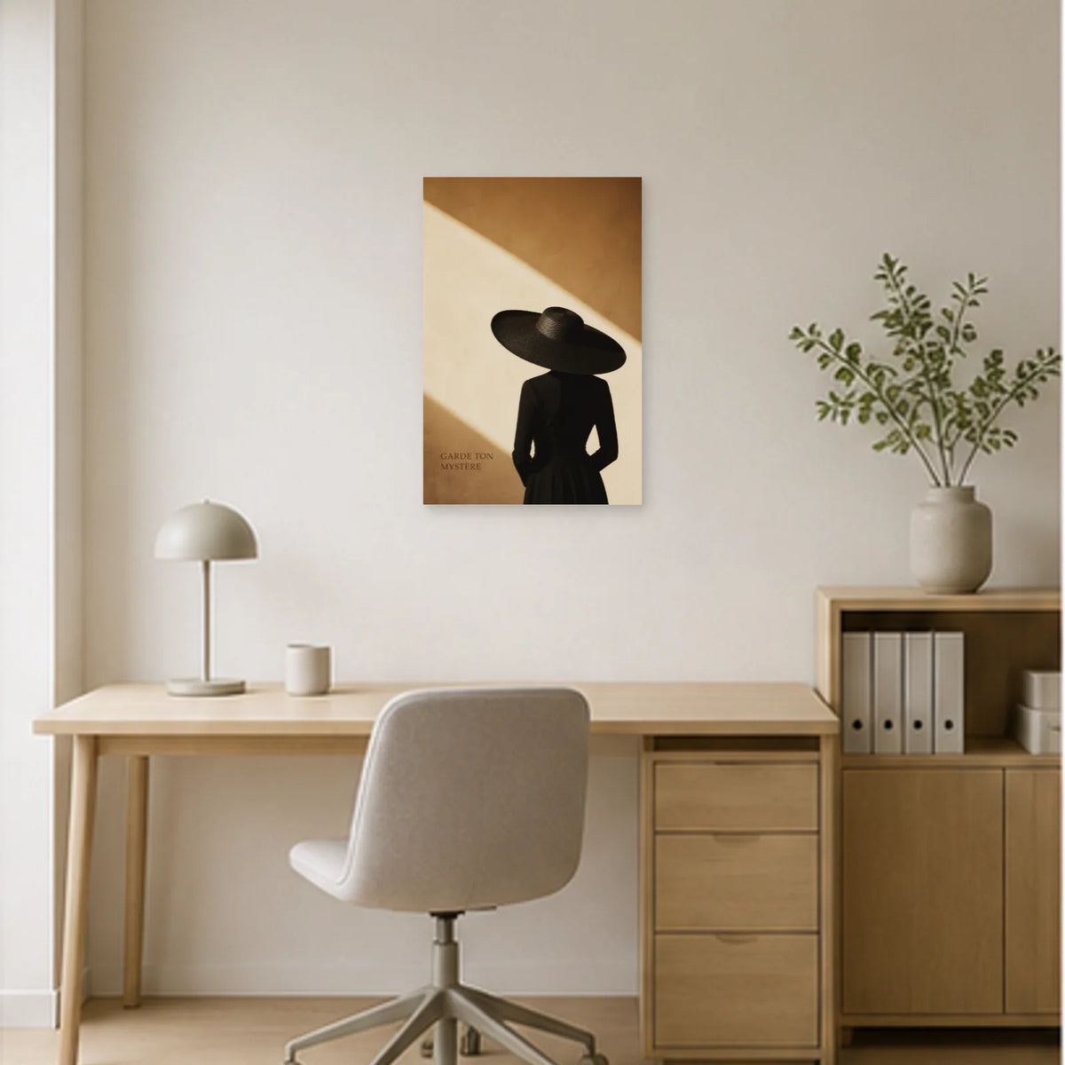 Affiche photo Femme au grand chapeau - Garde ton mystère dans un bureau - Art Virtuoso